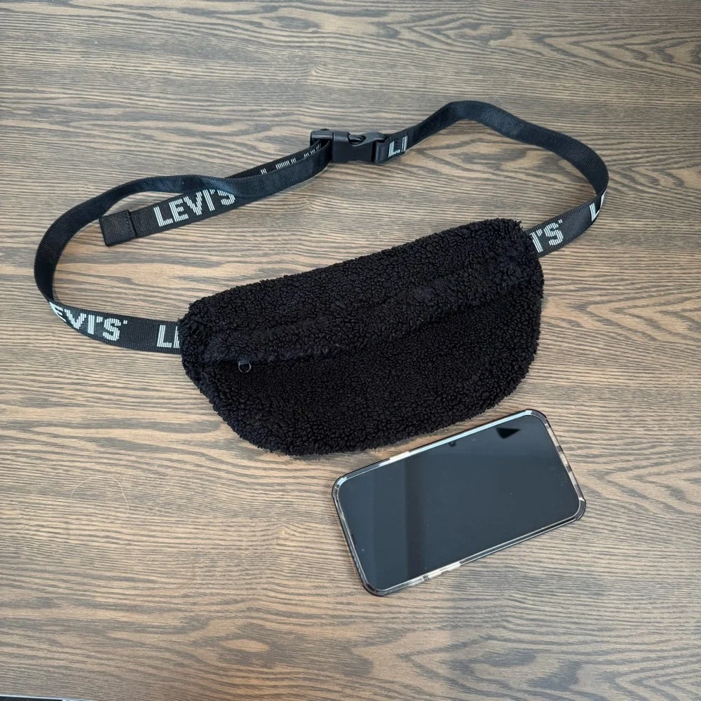 Levi's Black Sherpa Belt Bag​ - Picture 8 of 10